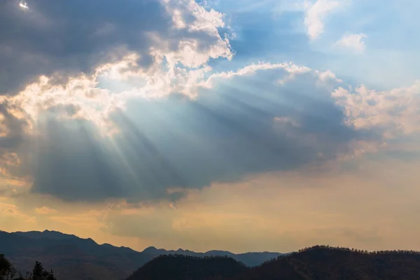 Kontrastbild der Sonne, die durch die Wolken in Kanchanaburi bricht — Stockfoto