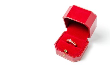 Beyaz elmas alyans. Kırmızı hediye kutusunda. Beyaz torbaya izole edilmiş.