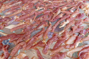 Kızartma için güneşte kurutulmuş domuz eti. Kurutulmuş domuz eti..