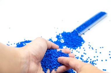 Plastik polimer granüllere yakın çekim. Polymer topaklarıyla el ele tutuşun. Polimer plastik. bileşik polimer.