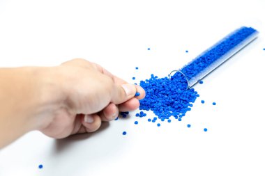 Plastik polimer granüllere yakın çekim. Polymer topaklarıyla el ele tutuşun. Polimer plastik. bileşik polimer.