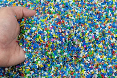 Plastik polimer granüllere yakın çekim. Polymer topaklarıyla el ele tutuşun. Polimer plastik. bileşik polimer.