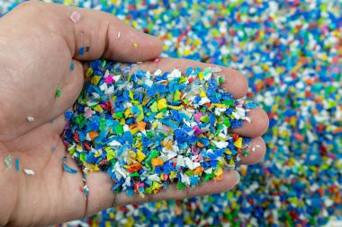 Plastik polimer granüllere yakın çekim. Polymer topaklarıyla el ele tutuşun. Polimer plastik. bileşik polimer.