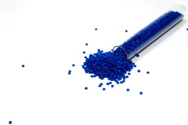 Plastik polimer granüllere yakın çekim. Polymer topaklarıyla el ele tutuşun. Polimer plastik. bileşik polimer.