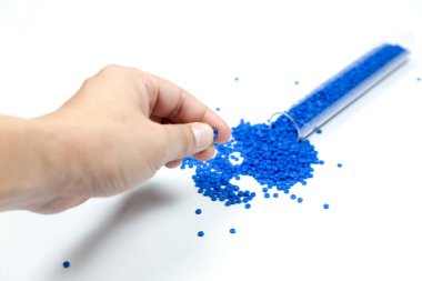 Plastik polimer granüllere yakın çekim. Polymer topaklarıyla el ele tutuşun. Polimer plastik. bileşik polimer.