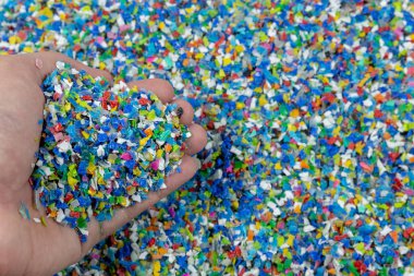 Plastik polimer granüllere yakın çekim. Polymer topaklarıyla el ele tutuşun. Polimer plastik. bileşik polimer.