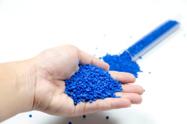 Plastik polimer granüllere yakın çekim. Polymer topaklarıyla el ele tutuşun. Polimer plastik. bileşik polimer.