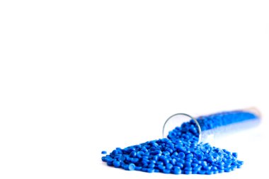 Plastik polimer granüllere yakın çekim. Polymer topaklarıyla el ele tutuşun. Polimer plastik. bileşik polimer.