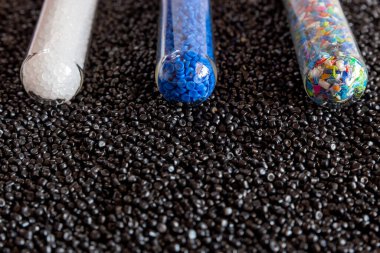 Plastik polimer granüllere yakın çekim. Polymer topaklarıyla el ele tutuşun. Polimer plastik. bileşik polimer.