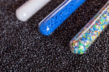 Plastik polimer granüllere yakın çekim. Polymer topaklarıyla el ele tutuşun. Polimer plastik. bileşik polimer.