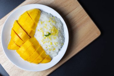 Yapışkan pirinçli mango, Tayland Tatlısı. Meyveli tatlı menüsü, olgun mango. Taze mango ve hindistan cevizi sütüyle yapış yapış pirinç..