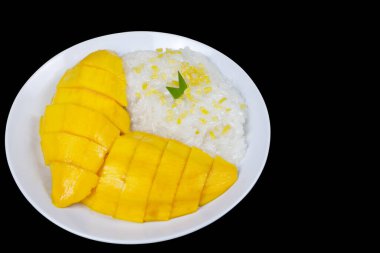 Yapışkan pirinçli mango, Tayland Tatlısı. Meyveli tatlı menüsü, olgun mango. Taze mango ve hindistan cevizi sütüyle yapış yapış pirinç..