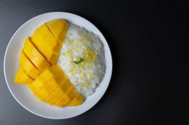 Yapışkan pirinçli mango, Tayland Tatlısı. Meyveli tatlı menüsü, olgun mango. Taze mango ve hindistan cevizi sütüyle yapış yapış pirinç..