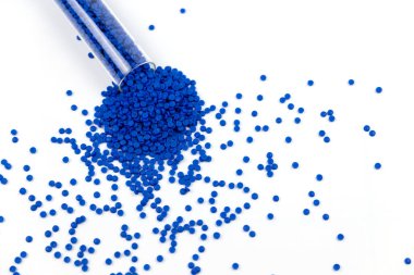 Plastik polimer granüllere yakın çekim. Polymer topaklarıyla el ele tutuşun. Polimer plastik. bileşik polimer.