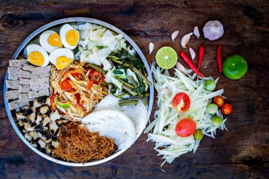 Tahta masada yeşil Papaya Salatası, Som tum Thai. Ünlü Tayland yemekleri. Geleneksel Tayland yemekleri.