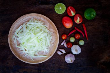 Tahta masada yeşil Papaya Salatası, Som tum Thai. Ünlü Tayland yemekleri. Geleneksel Tayland yemekleri.