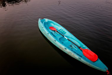 Nehirdeki Mavi Kano. Gölde kayak. Su aktivitesi.
