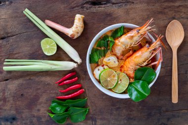 Tom Yam kung baharatlı Tayland çorbası, karides ve deniz ürünleri. Karidesli erişte. Tayland 'da geleneksel çorba yemeği. mantarlı çorba, hindistan cevizi sütü ve sıcak baharatlı.