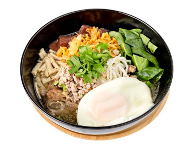 Beyaz arka planda izole edilmiş siyah bardaktaki erişte. Tayland yemeği. Tayland eriştesi..