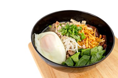 Beyaz arka planda izole edilmiş siyah bardaktaki erişte. Tayland yemeği. Tayland eriştesi..