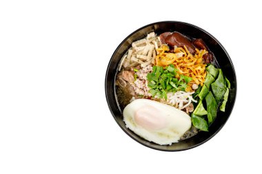 Beyaz arka planda izole edilmiş siyah bardaktaki erişte. Tayland yemeği. Tayland eriştesi..