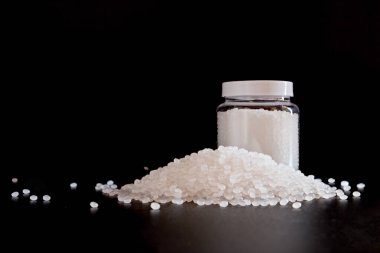 Plastik polimer granüllere yakın çekim. Polymer topaklarıyla el ele tutuşun. Polimer plastik. bileşik polimer.