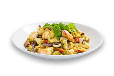 Beyaz tabakta kızarmış köri tozu, Tayland yemeği, menü deniz ürünleri..