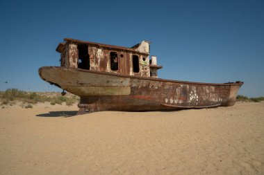 Özbekistan 'da Muynak yakınlarında terk edilmiş Aral Denizi' ndeki paslı gemi enkazı