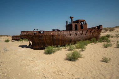 Özbekistan 'da Muynak yakınlarında terk edilmiş Aral Denizi' ndeki paslı gemi enkazı