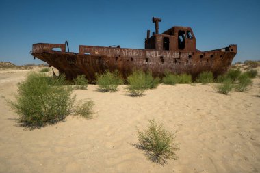 Özbekistan 'da Muynak yakınlarında terk edilmiş Aral Denizi' ndeki paslı gemi enkazı