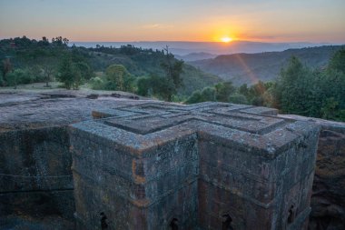 Lalibela, Etiyopya 'daki ünlü rock kiliselerinden birinde gün batımı