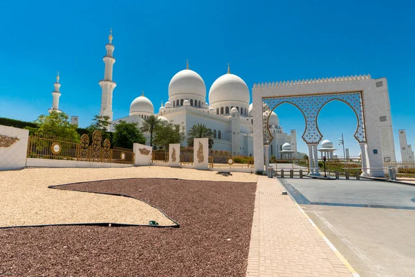 Большая мечеть шейха Зайеда в Абу-Даби, ОАЭ — стоковое фото