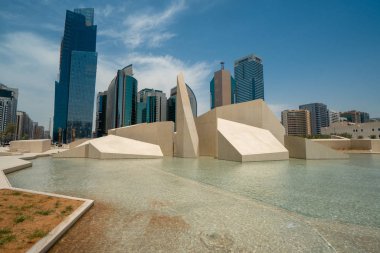 Abu Dabi 'nin silueti şehir merkezindeki Birleşik Arap Emirliğinden görüldü.