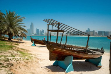 Abu Dabi 'nin silüeti, Uae sahilden görüldü.