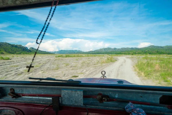Conducir al Monte Pinatubo en las Filipinas en el norte es — Foto de Stock