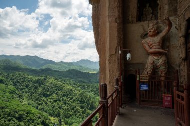 Tianshui yakınlarındaki Maijishan Grottoes, Gansu Eyaleti, kuzeybatı Chin