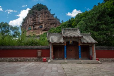 Tianshui yakınlarındaki Maijishan Grottoes, Gansu Eyaleti, kuzeybatı Chin