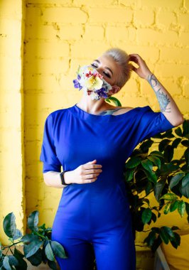 Ağızda çiçekli güzel bir kız Çiçek maskesiyle evde yalnız kalır 