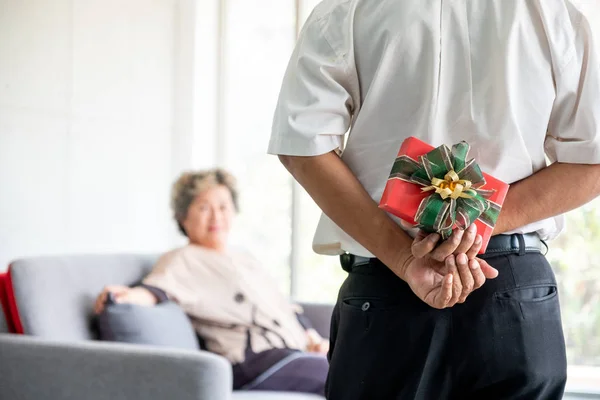 Kıdemli Asyalı adam, Valen 'de karısı için bir hediye saklıyor.