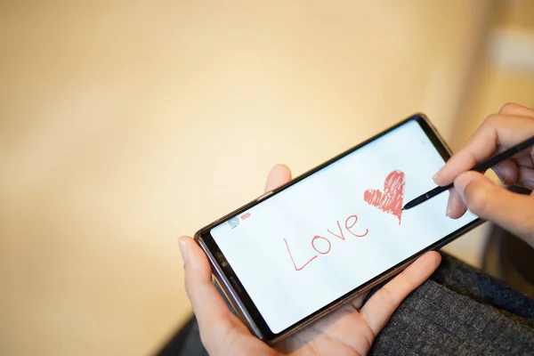 Cep telefonu teknisyeni vasıtasıyla sevgililer günü tebrikleri yazıyorum.