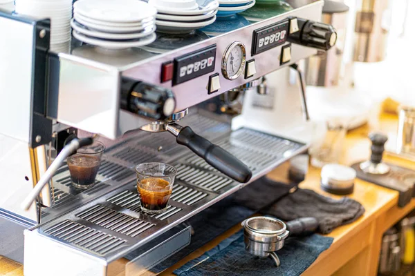 Kahve dükkanının atmosferinde otomatik kahve makinesi var.