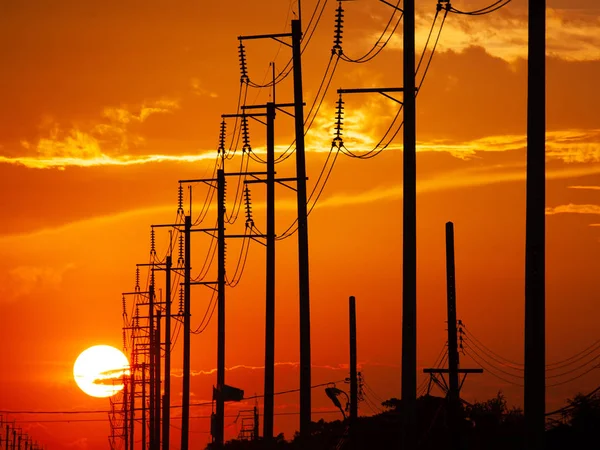 Elektrik kulesi gün batımı arkaplanında siluetlendi