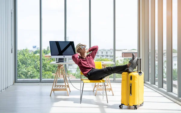 Genç işadamı tatile hazırlanıyor.