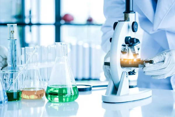 Bilim insanları mikroplar için mikroskop, ekipman ve bilim deneyleri için bilim adamı, laboratuvar uzmanları üzerinde çalışıyor ve testler yapıyorlar..