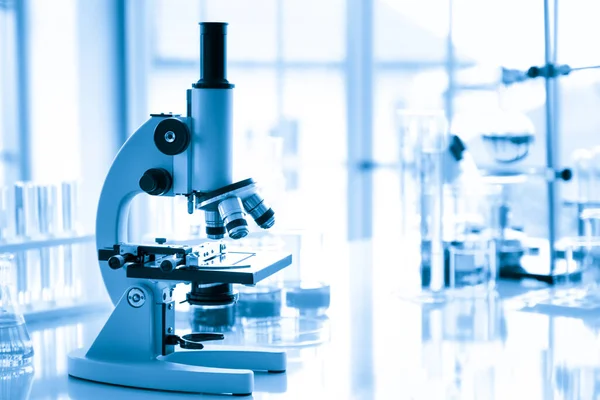 Tıbbi Kimyagerler Bilimsel Ekipman. Laboratuvar mikroskobu sağlık hizmetleri, mikrobiyoloji laboratuvarında mikroskop ve tıbbi araştırma veya bilim geliştirme kavramı için laboratuvar camları..