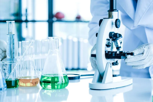 Bilim insanları mikroplar için mikroskop, ekipman ve bilim deneyleri için bilim adamı, laboratuvar uzmanları üzerinde çalışıyor ve testler yapıyorlar..