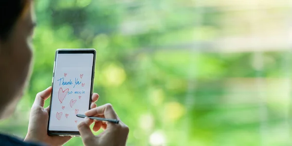 Cihaz kavramını kullanarak evde kalın. Arkadaşınıza, ailenize ya da büyükbabanıza telefon mesajları yollayın. Çovid-19 virüs salgını sırasında başkalarına sağlık sorunlarını göstermek için çizimler yapın..