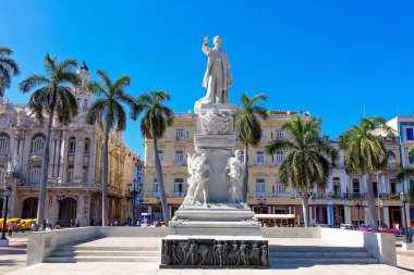 Havana, Küba 16 Aralık 2019 Havana Central Park plazasında Jose Marti 'nin El Capitolio ile merkez cadde arasındaki heykeli, Paseo del Prado