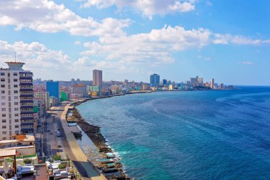 EL Malecon (Avenida de Maceo), Havana kıyısı boyunca 8 km boyunca uzanan geniş bir yamaç alanı.