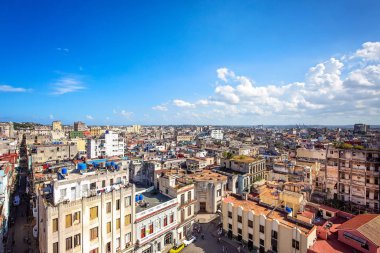 Tarihi şehir merkezinde Eski Havana ve renkli Eski Havana sokaklarının panoramik manzarası (Havana Vieja)